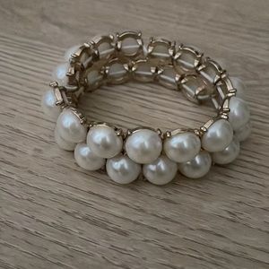 ✨Buy 2 get 1 free!!✨ Gold and pearl bracelet